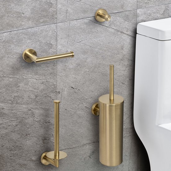 Gouden geborsteld RVS toiletaccessoireset aan een grijze tegelmuur: toiletrolhouder, toiletborstelhouder, handdoekhaakje en reserverolhouder naast een toilet.