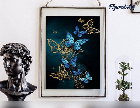 Ingelijste schildering van gouden en blauwe vlinders op een donkerblauwe achtergrond.