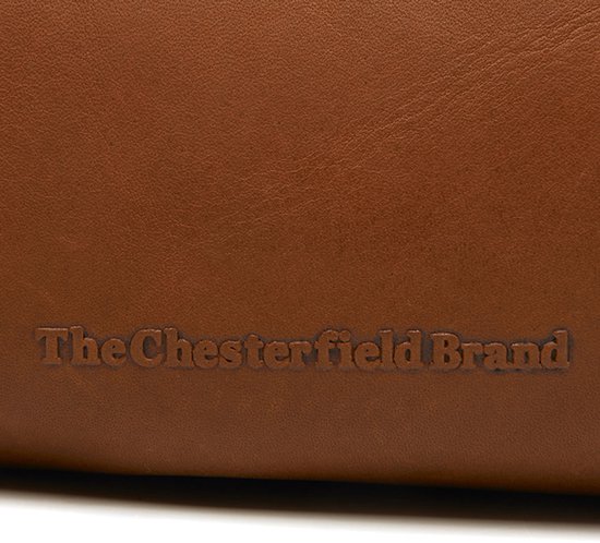 Gegraveerd logo 'The Chesterfield Brand' op bruin leer.