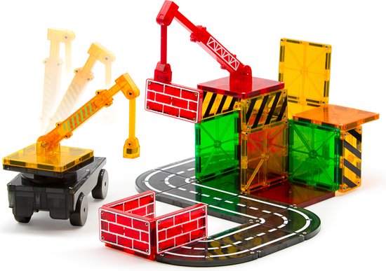 Een constructie van Magna-Tiles met twee hijskranen, wegen, bakstenen en transparante blokken in rood, geel, groen en grijs.