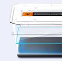 Close-up van het installatieframe met de screenprotector die op de telefoon wordt geplaatst.