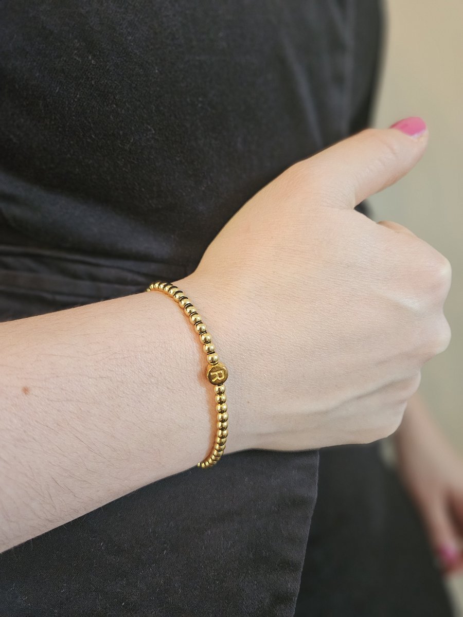 Katdootje - Gepersonaliseerde armband - Goudkleurig - Roestvrijstaal - Kies je eigen voorletter - Elastisch - Op maat gemaakt - een armband
