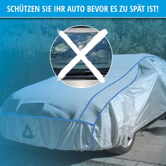 Zilveren autohoes met blauwe randen, bedekt een auto. Een witte kruis door een gebroken autoruit.