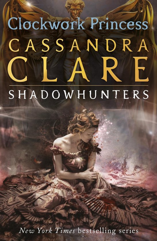 Livre 'Clockwork Princess' de Cassandra Clare. Une figure angélique au-dessus d'une femme assise dans une robe détaillée.