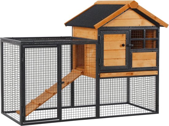 Houten kippenhok met ren, zwarte accenten en een schuine loopplank.