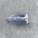 Wit en blauw Tefal strijkijzer met handvat en stoominstellingen, bovenop kreukelig grijs textiel.