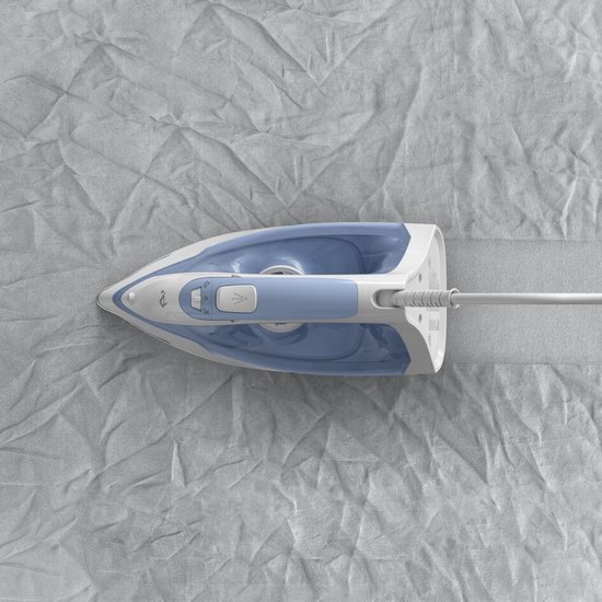 Wit en blauw Tefal strijkijzer met handvat en stoominstellingen, bovenop kreukelig grijs textiel.