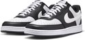 Paar Nike Court Vision Low sneakers, zwart met wit, met witte veters en stiksels.
