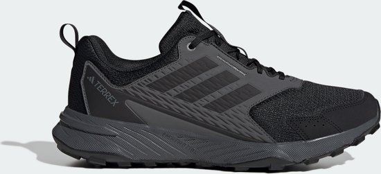 Zij-aanzicht van een zwarte Adidas Terrex trailrunningschoen met donkergrijze details.