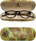 Open brillenkoker met zonnebloemenprint, met een bril erin en gesloten brillenkoker.