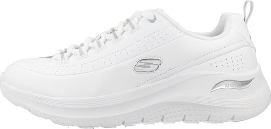 Witte Skechers Arch Fit sneaker met zilveren logo en veters. Gestikte lijnen en perforaties.