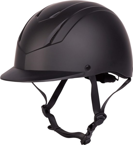 Zwarte rijhelm met klep, kinband en ventilatieopeningen.