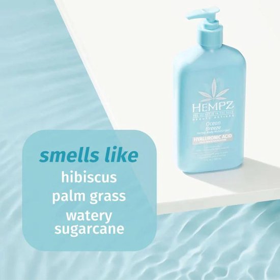 Lichtblauwe pompflacon met Hempz Ocean Breeze Hyaluronic Acid lotion. Tekst: 'smells like hibiscus palm grass watery sugarcane'.