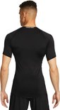 Zicht op de achterkant van een zwarte Nike Pro Dri-FIT shirt met witte "NIKE PRO" opdruk in de nek.