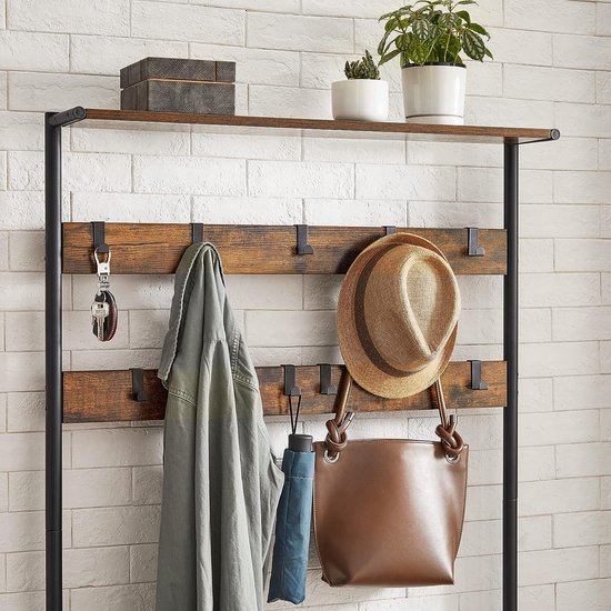 Vintage kapstok met houten planken, haken, hoed en tas.