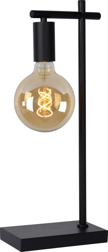 Lampe de table noire avec un pied rectangulaire et une barre horizontale à laquelle est suspendue une ampoule ronde à filament dorée.