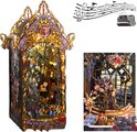 Gedetailleerd, verlicht miniatuur poppenhuis met gouden en paarse versieringen en vele kleine scènes.