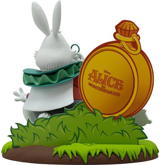 Achterkant van de witte konijn figuur met een gele zakhorloge en groen gras.