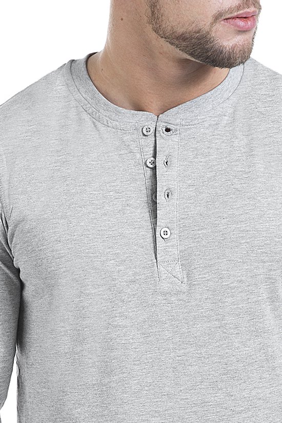 Lichtgrijs basic shirt met lange mouwen, ronde hals en knoopsluiting.