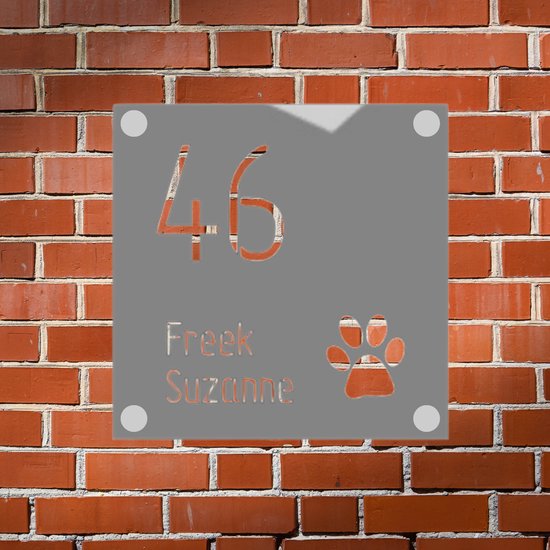 Grijs naambord met huisnummer 46, namen Freek Suzanne en een hondenpoot.