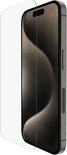 Zij-aanzicht van een iPhone 15 Pro met glazen screenprotector, donkergrijs metaal.