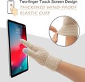 Crèmekleurige gebreide handschoen die een tablet bedient met touchscreen-vingertoppen.