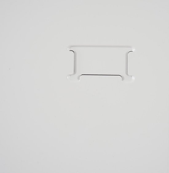 Witte metalen kast met een rechthoekige opening in het midden.