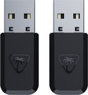 Twee zwarte USB-dongles met het Turtle Beach palmboomlogo, op zwarte achtergrond.