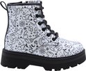 Zilveren laars met veters en rits, bedekt met zwart-witte doodle-print van hartjes, sterren, bloemen en een regenboog.