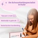 Een jonge vrouw met een lichte huid gebruikt de lichte laser plasmabehandelingspen op haar hand. Doos "LASER PLASMA PEN" op de voorgrond.