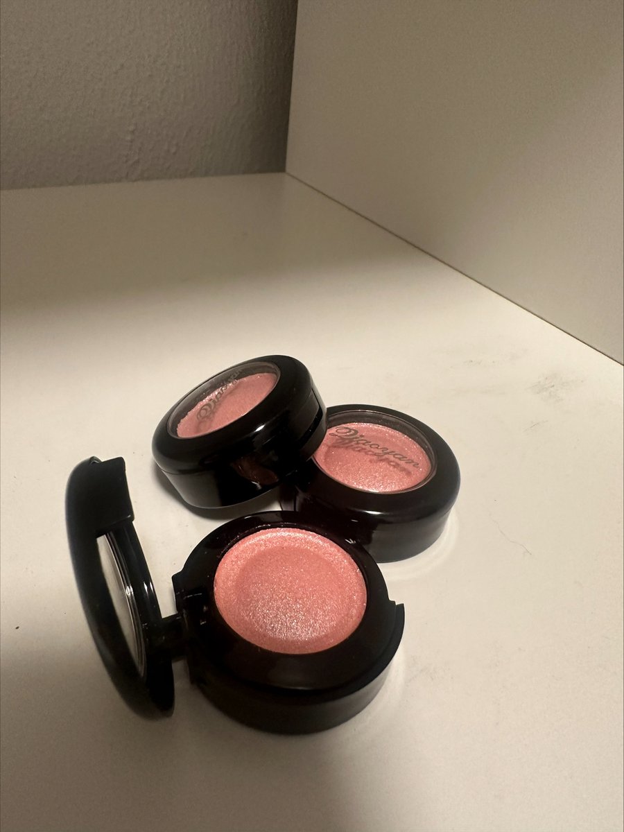 Oogschaduw roze | Make up | Parfum | Moederdag | Verjaardagscadeau| Cadeautje| Valentijnsdag| Kado | sieraden | vaderdag | oorbellen | oorsieraden