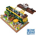 Groene en bruine tram bouwset "Leisure Time Cafe" met figuurtjes, bloemen, kat en gele parasol.