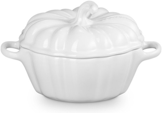 Witte pompoenvormige mini-braadpan van aardewerk met deksel en handvatten.