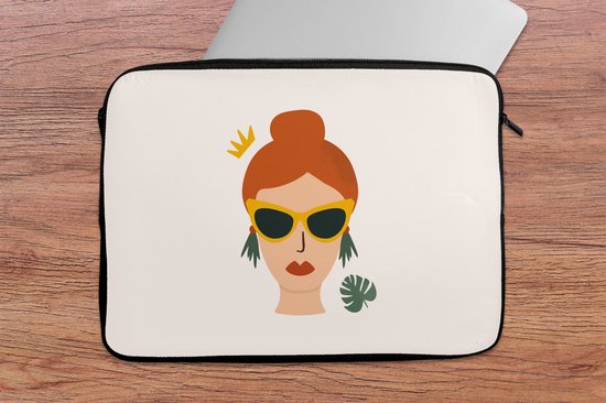 Laptophoes 13 inch - Vrouw - Monstera - Kroon - Portret - Laptop sleeve - Binnenmaat 32x22,5 cm - Zwarte achterkant