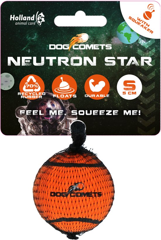 Oranje balletje met zwarte strepen, verpakt in een zwart netje. Met 'Dog Comets' logo. Maat S, 5 cm.