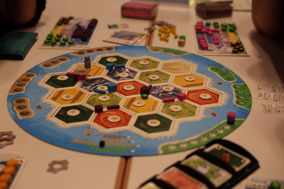 999 Games - CATAN - Nieuwe Energie - Bordspel - Gezelschapsspel - Inclusief houten speelstukken - Familiespel - Duurzaam spel — afbeelding 2
