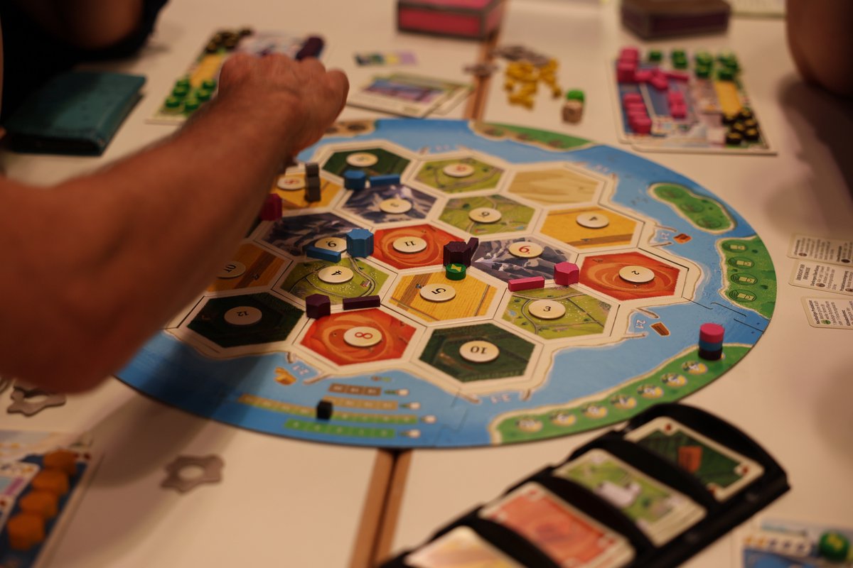 999 Games - CATAN - Nieuwe Energie - Bordspel - Gezelschapsspel - Inclusief houten speelstukken - Familiespel - Duurzaam spel — afbeelding 4