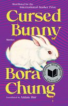 Boek 'Cursed Bunny' met een witte konijnillustratie op een paarse achtergrond met gouden accenten. Internationaal Booker Prize shortlist.