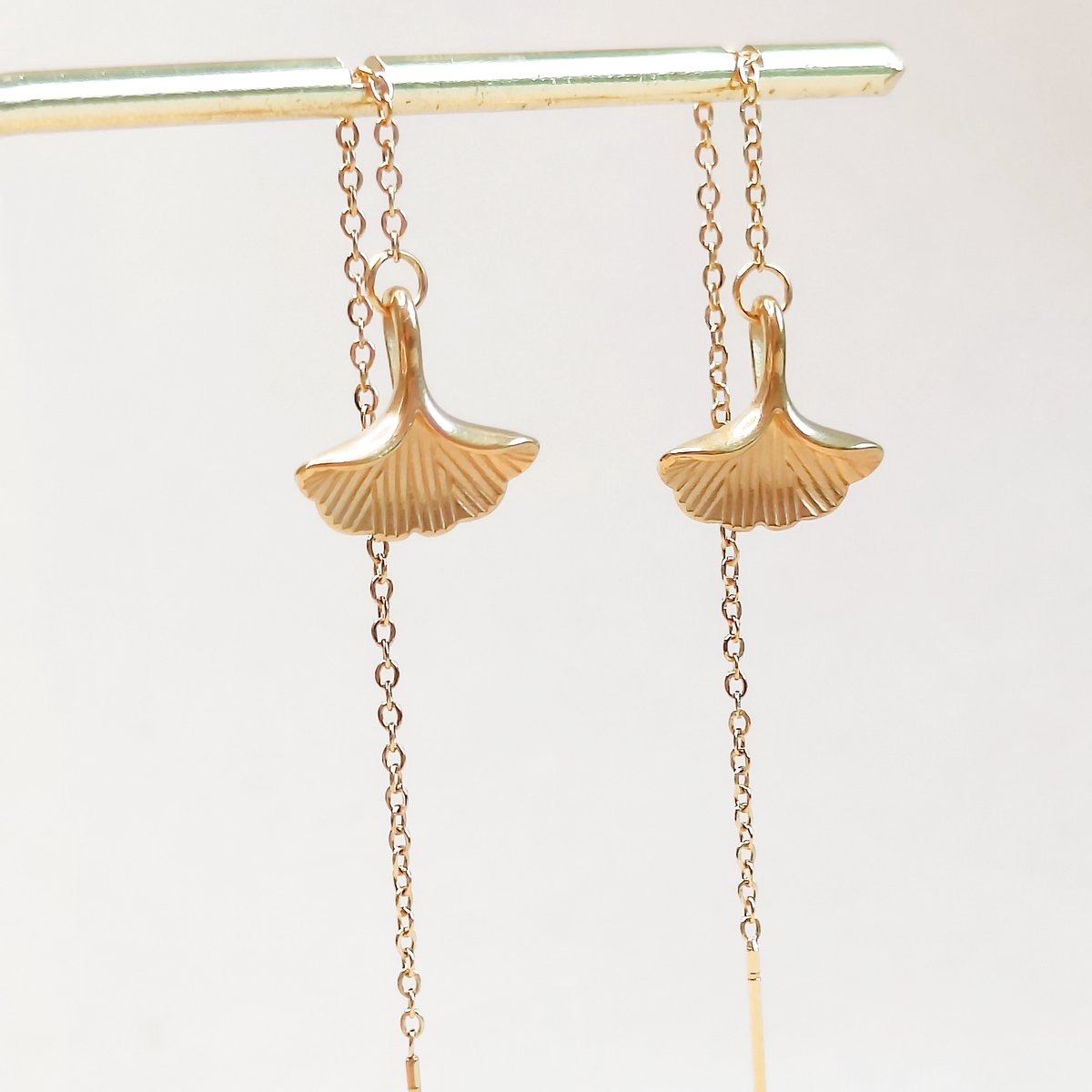 Ava & Imber Gingko Threader Goud | Gouden Stainless Steel Threader Oorbellen met Ginkgo Blad | Waterproof Oorbellen