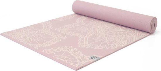 Een opgerolde roze yogamat met een wit kant-achtig bloemenpatroon.