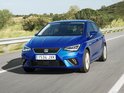 Seat Ibiza bleue roule sur une route.