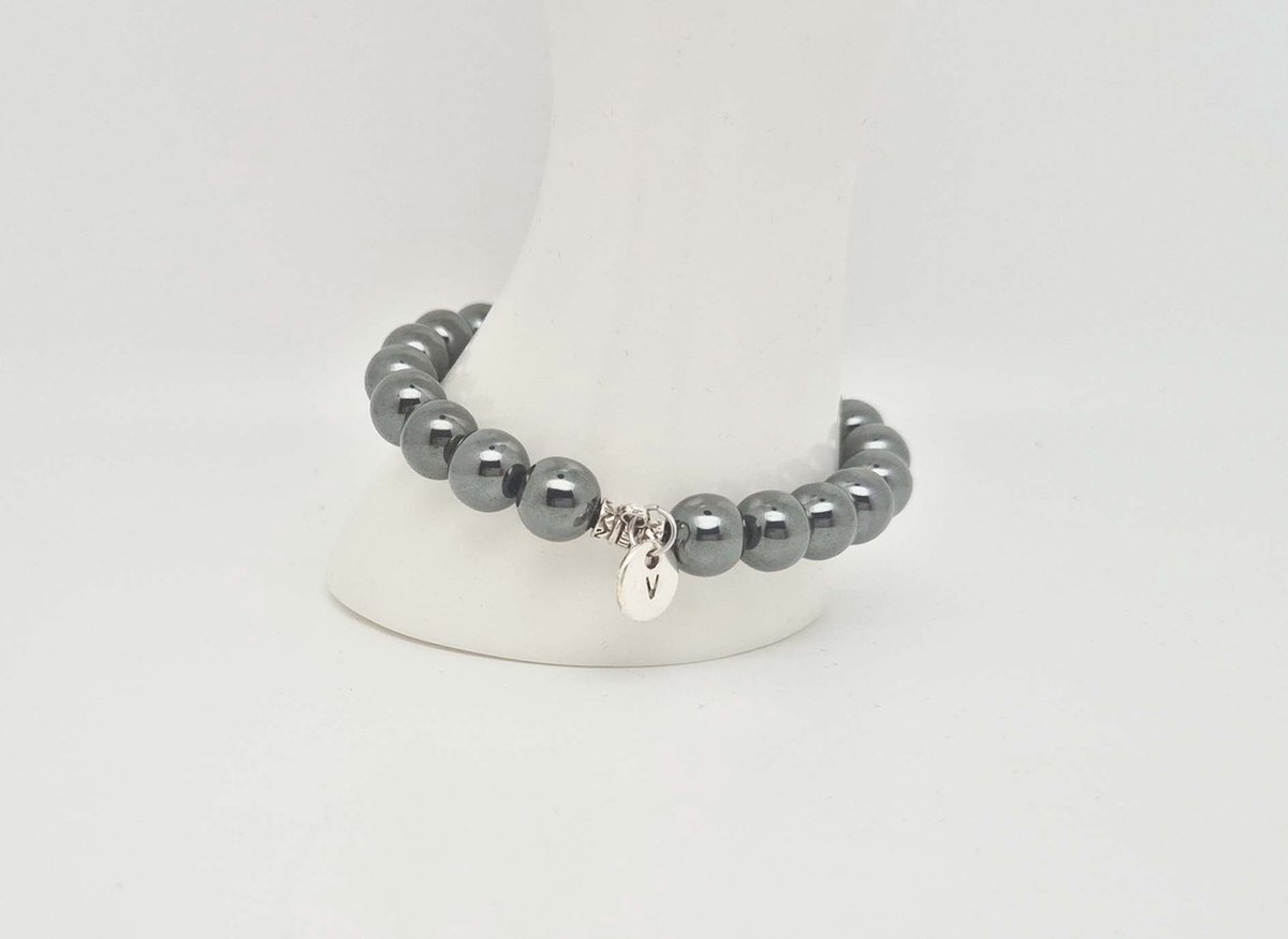 Handgemaakte natuursteen armband met hanger "Letters in cirkel" " Hematiet" -8 mm diameter van de korrel- Diameter armband 20 cm - Kies je favoriete letters- Een mooi cadeau voor familie en vrienden