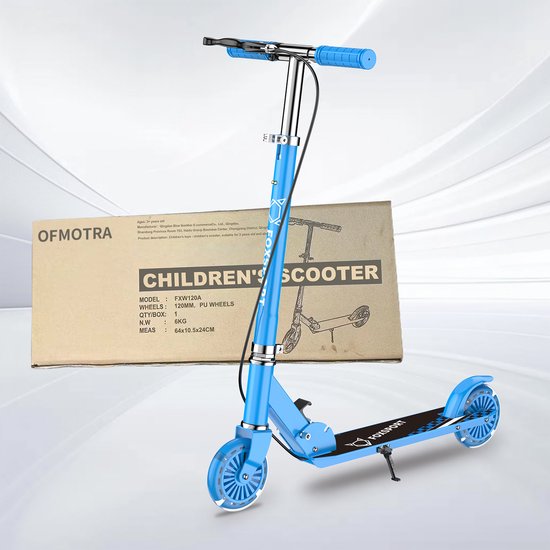 Blauwe step met een kartonnen doos van "CHILDREN'S SCOOTER" met specificaties.