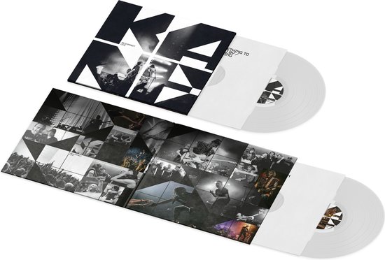 Twee witte vinylplaten met uitgevouwen hoes, zwart-wit geometrisch design, met foto's van live-optredens.