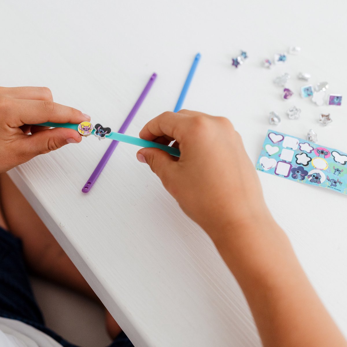 Disney Stitch Totum - 3 schuif armbandjes maken met 18 bedels en stickers - knutselen 21 -delige set speelgoed vanaf 3 jaar Lilo & Stitch cadeautip — afbeelding 8