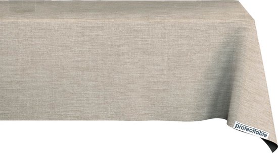Taupekleurig tafelkleed met linnenlook op een tafel, met een zwart label van Protecttable aan de hoek.