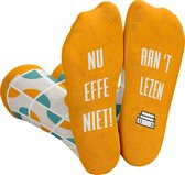 Silly Soles - Grappige Sokken - AAN 'T LEZEN - Boekenwurm Cadeau - One Size Sokken met Tekst - Grappige Cadeaus Mannen Dames - Happy Verjaardag cadeau vrouw socks, Vader, Papa, Moeder, Mama, Vriendin, Zus, Oma - Originele Cadeautjes
