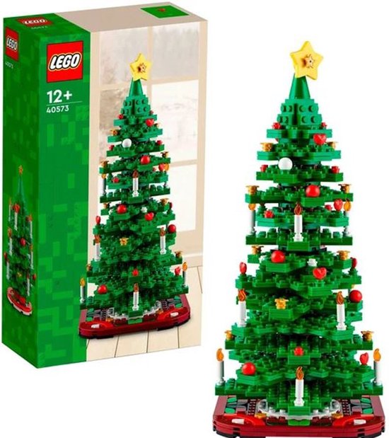 Emballage LEGO 40573 avec sapin de Noël vert, boules rouges et bougies blanches. La boîte aussi.