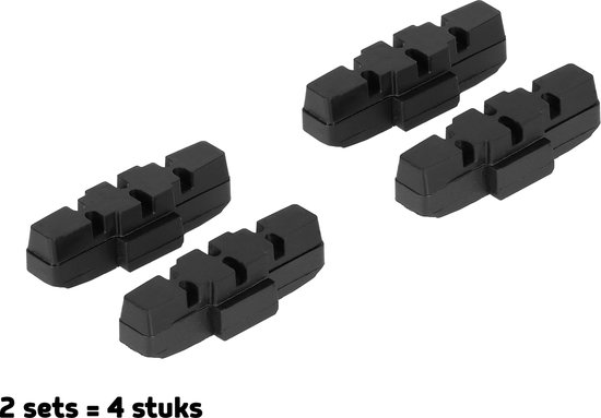 Vier zwarte fietsremblokken met vier groeven per stuk. Tekst: 2 sets = 4 stuks.