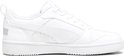 Witte Puma sneaker met het logo in grijs op de hiel.